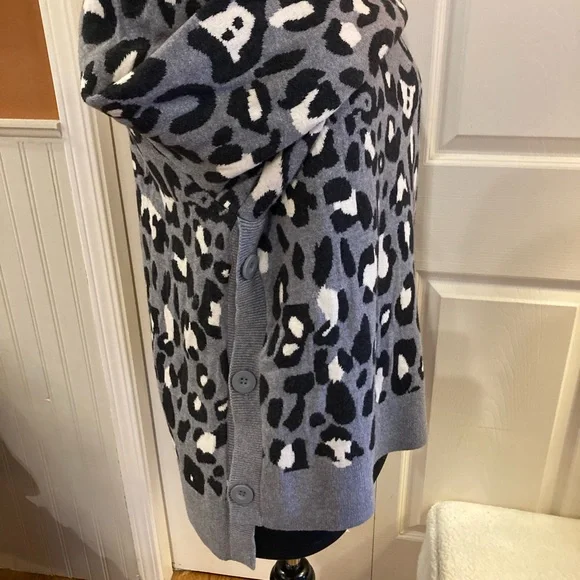 Stella & Dot Animal Print Sweater in Gray and Black - Picture 4 of 6